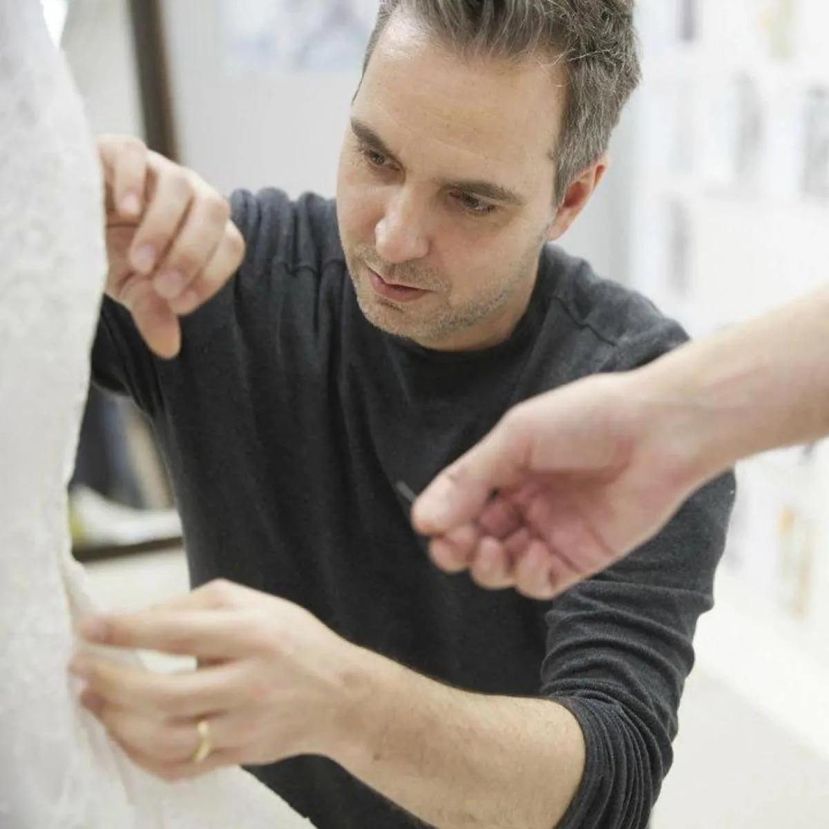 Abiti da ballo monospalla in tulle drappeggiato di classe Abito da sera unico realizzato a mano in nero e oro 2024 Par. formale