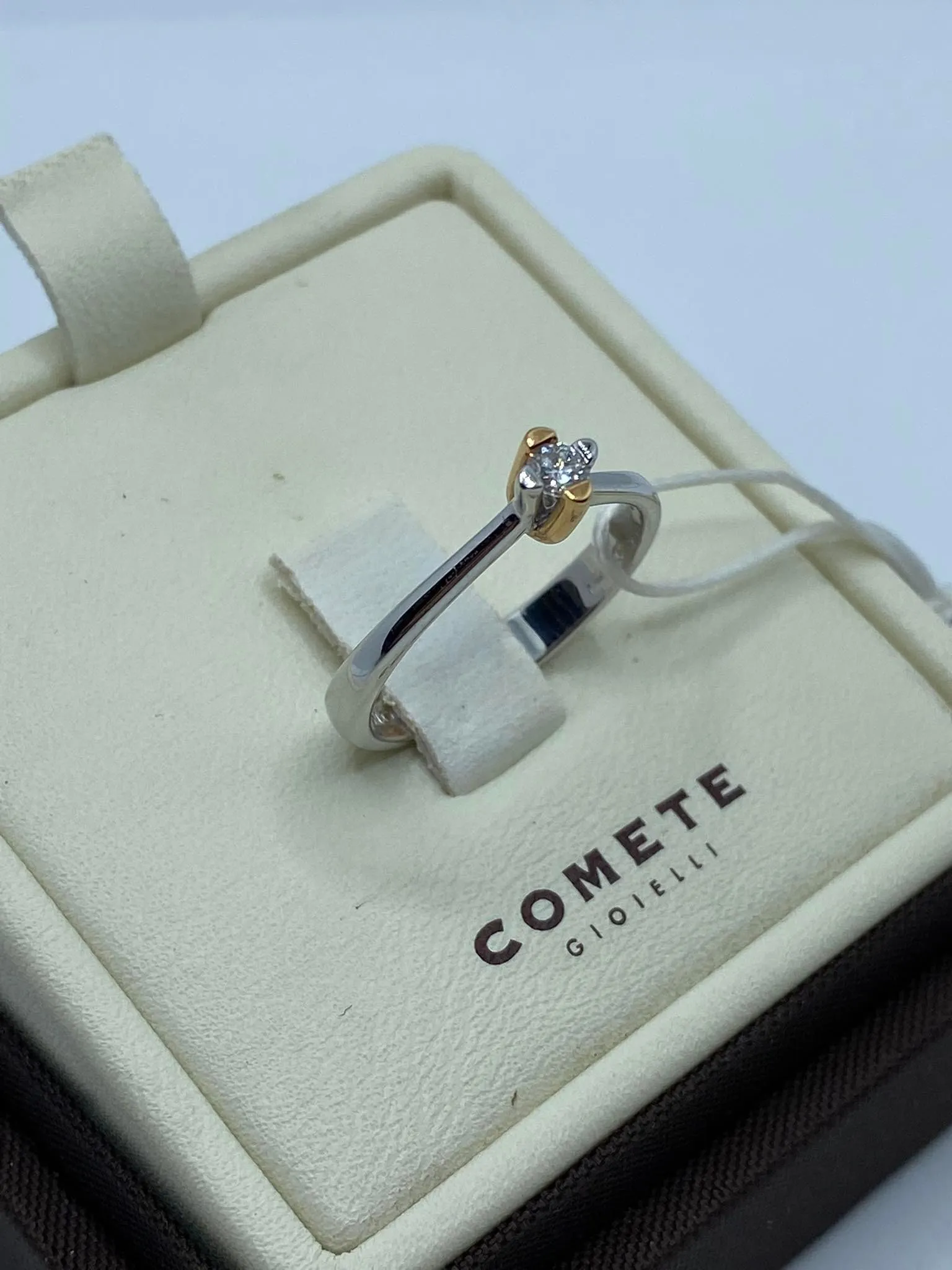 Anello Donna Solitario Comete Gioielli in Oro Bianco con Briillante Ct. 0.10
