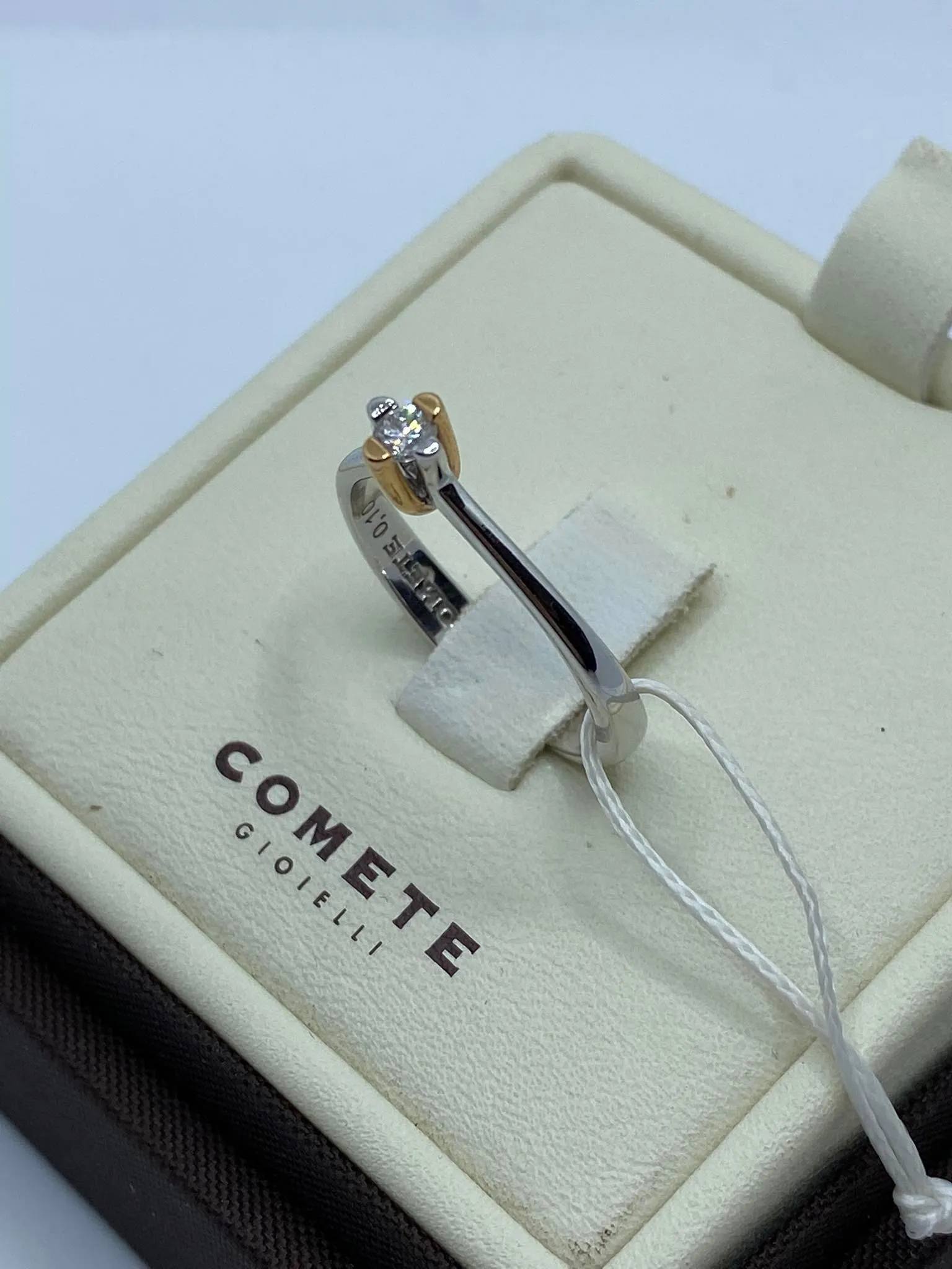 Anello Donna Solitario Comete Gioielli in Oro Bianco con Briillante Ct. 0.10