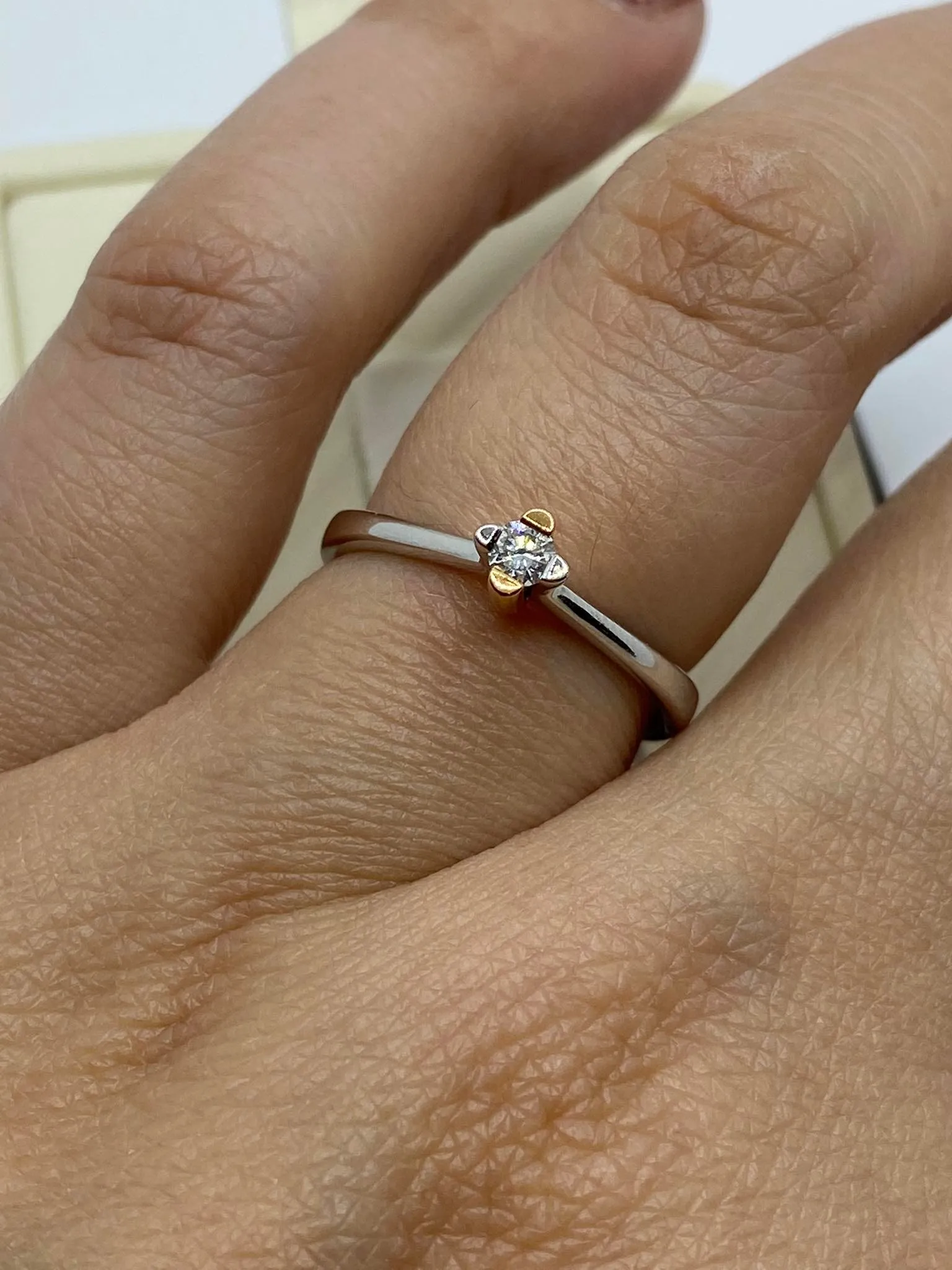 Anello Donna Solitario Comete Gioielli in Oro Bianco con Briillante Ct. 0.10