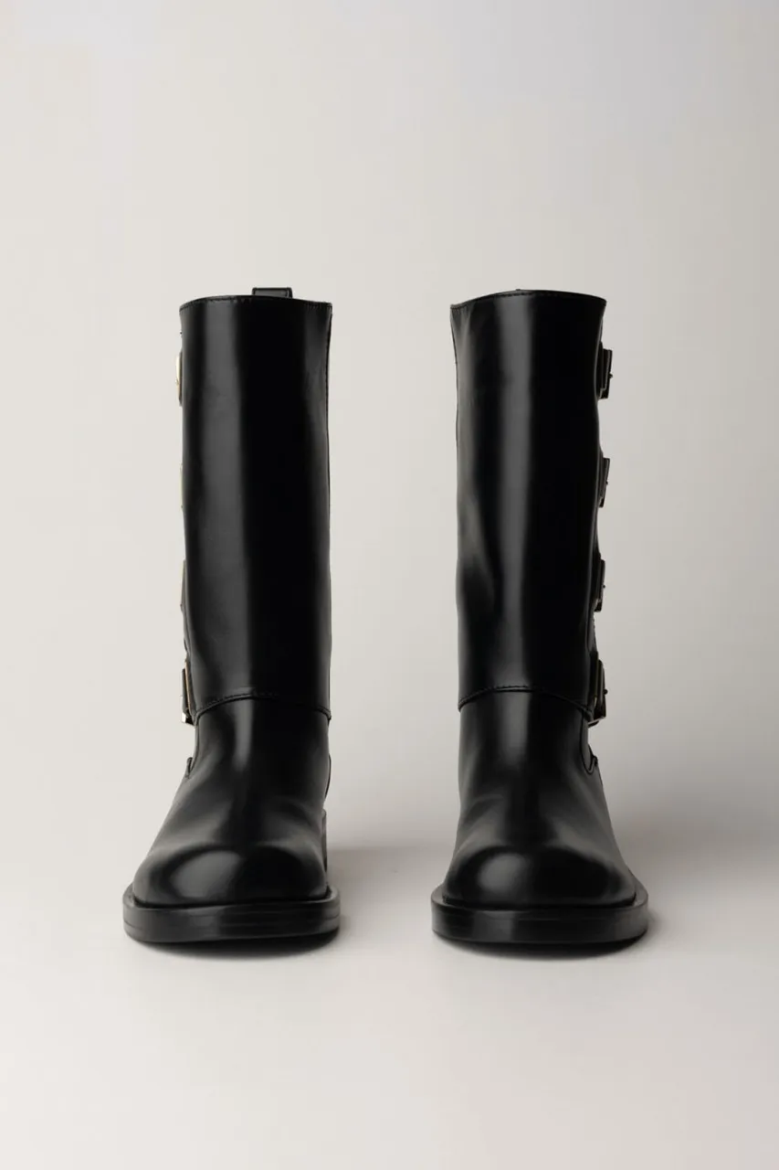 Biker boots with buckles black.