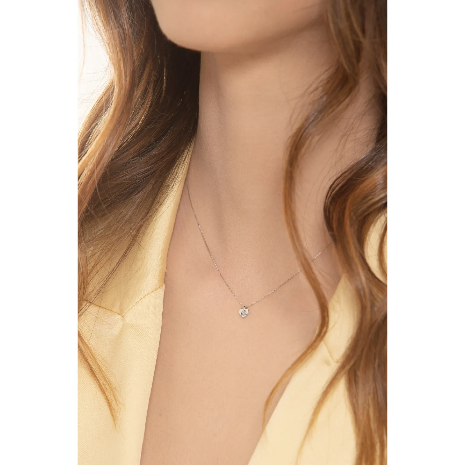 Collana con ciondolo a cuore in oro bianco 18k e diamante, circa 5x6 mm