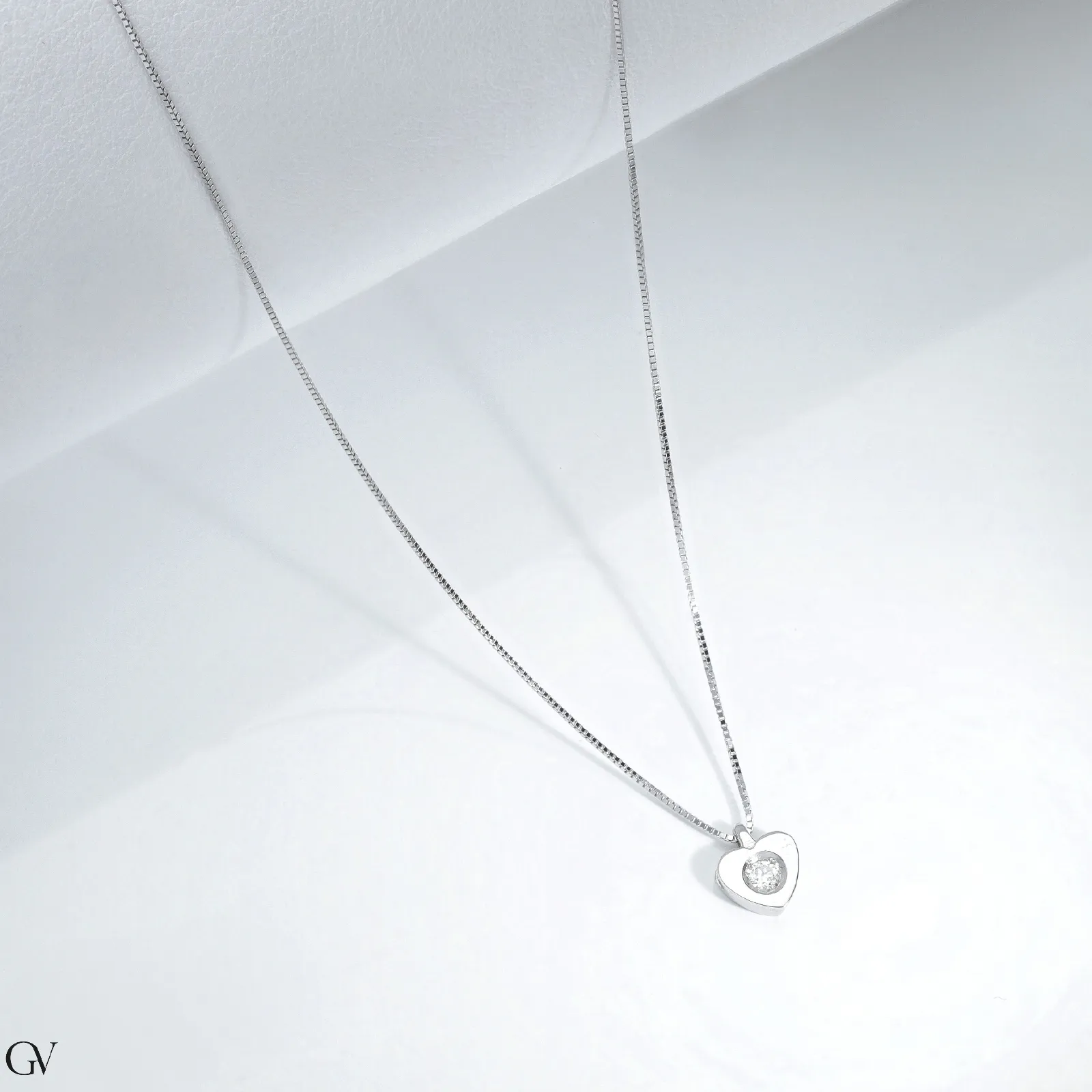 Collana con ciondolo a cuore in oro bianco 18k e diamante, circa 5x6 mm