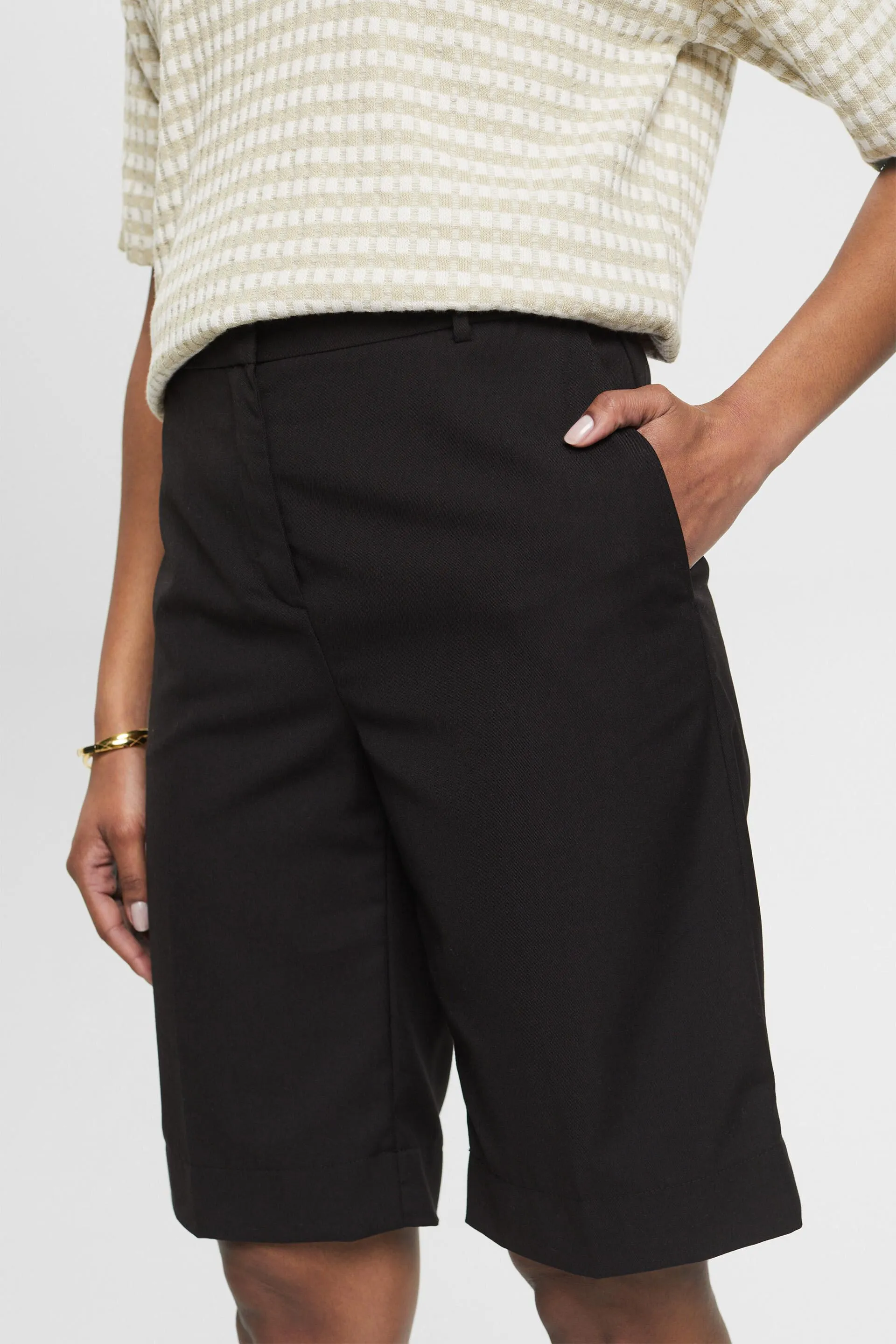 High waist Bermuda shorts.