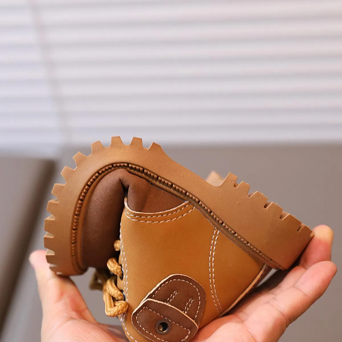 Kids' contrasting color street style boots for boys and girls.