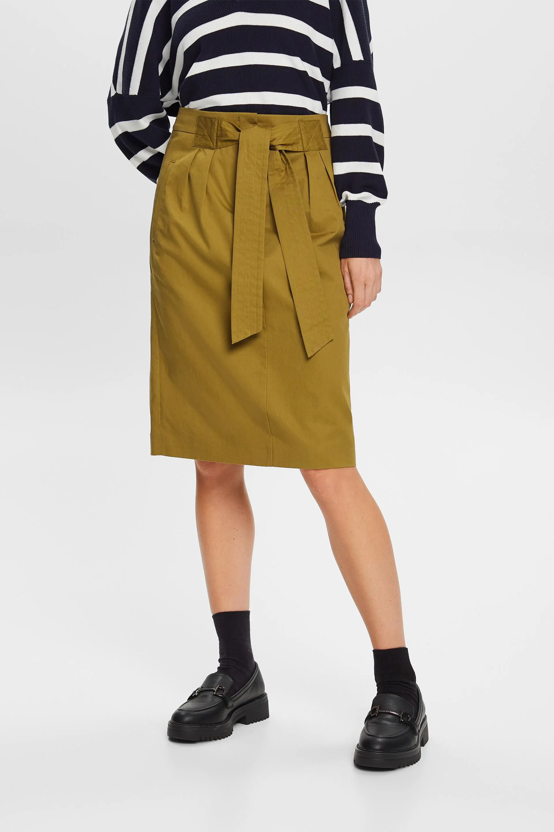 Knee-length skirt with belt, made of 100% cotton.