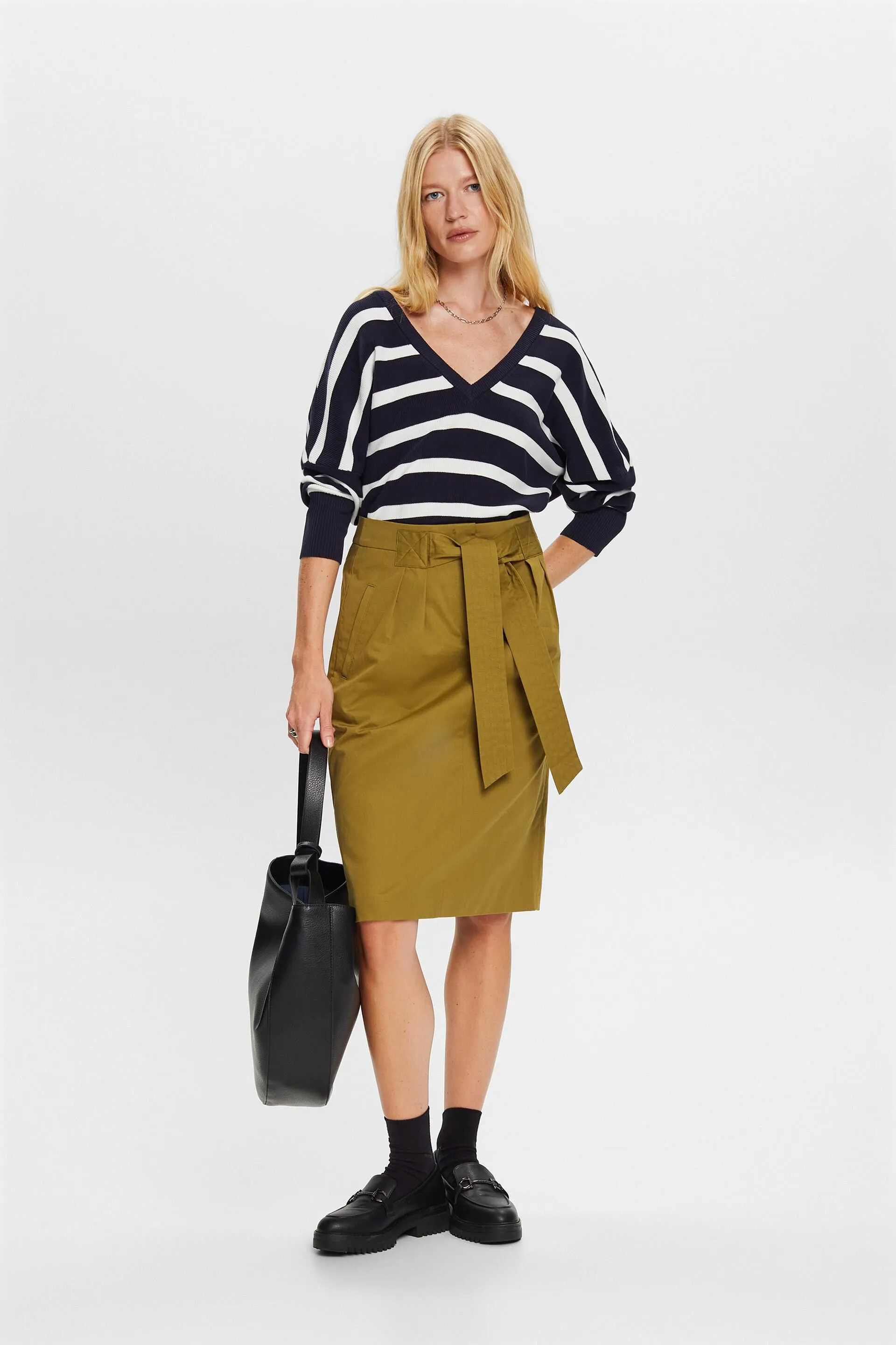 Knee-length skirt with belt, made of 100% cotton.