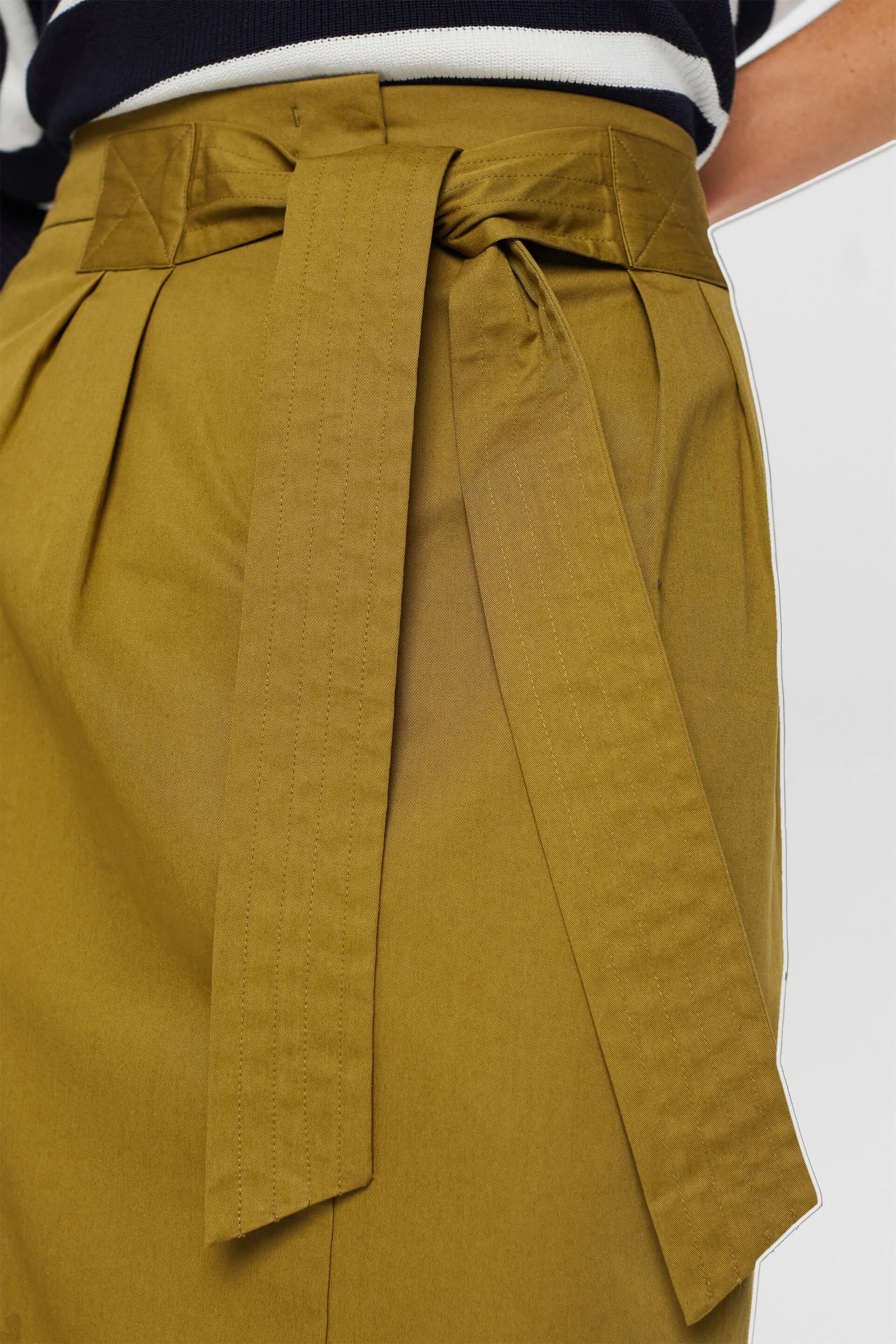 Knee-length skirt with belt, made of 100% cotton.