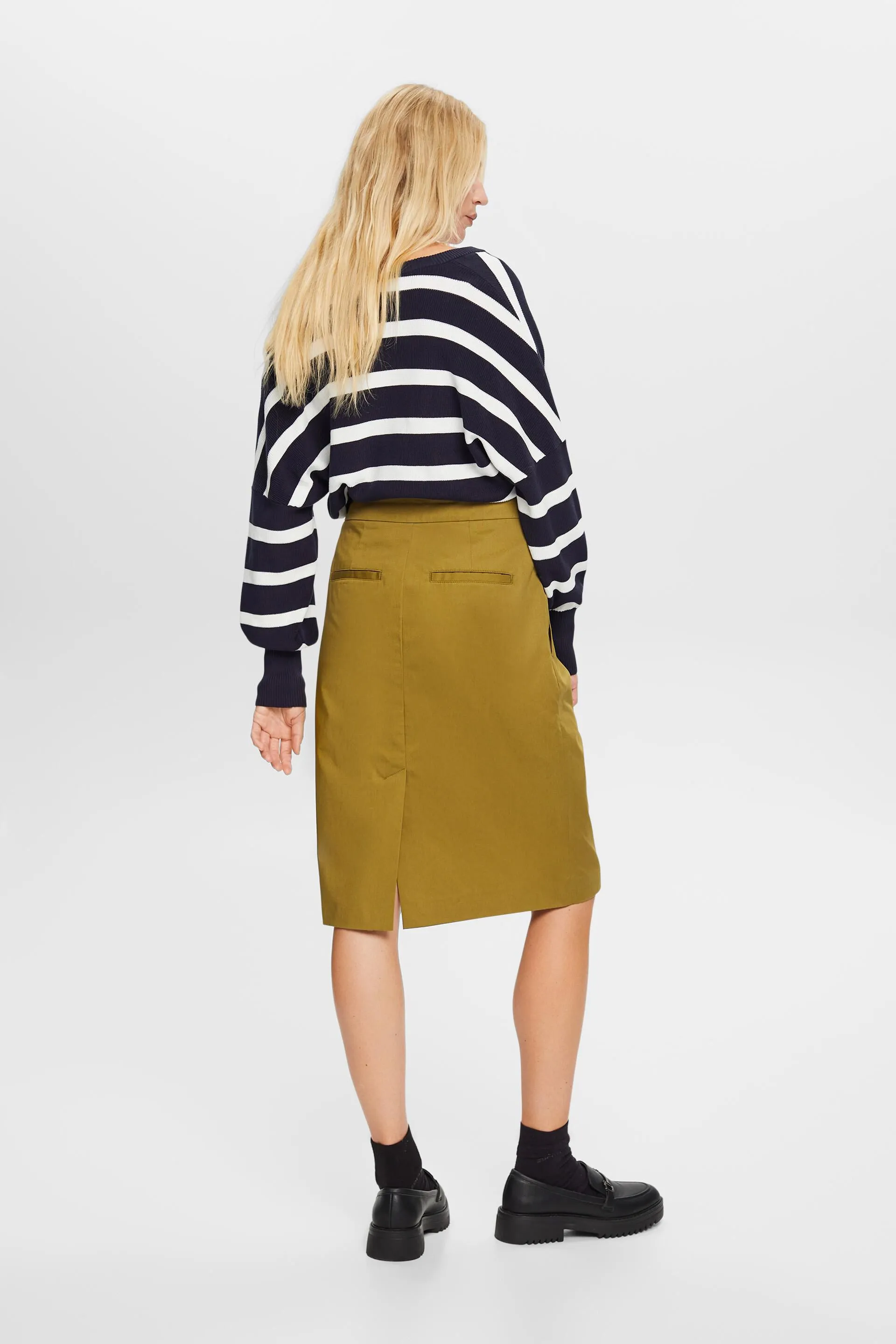 Knee-length skirt with belt, made of 100% cotton.