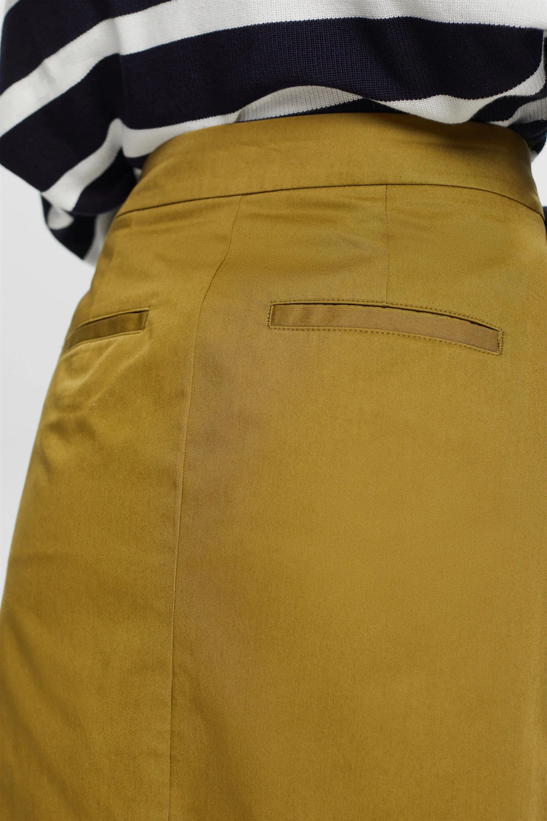 Knee-length skirt with belt, made of 100% cotton.