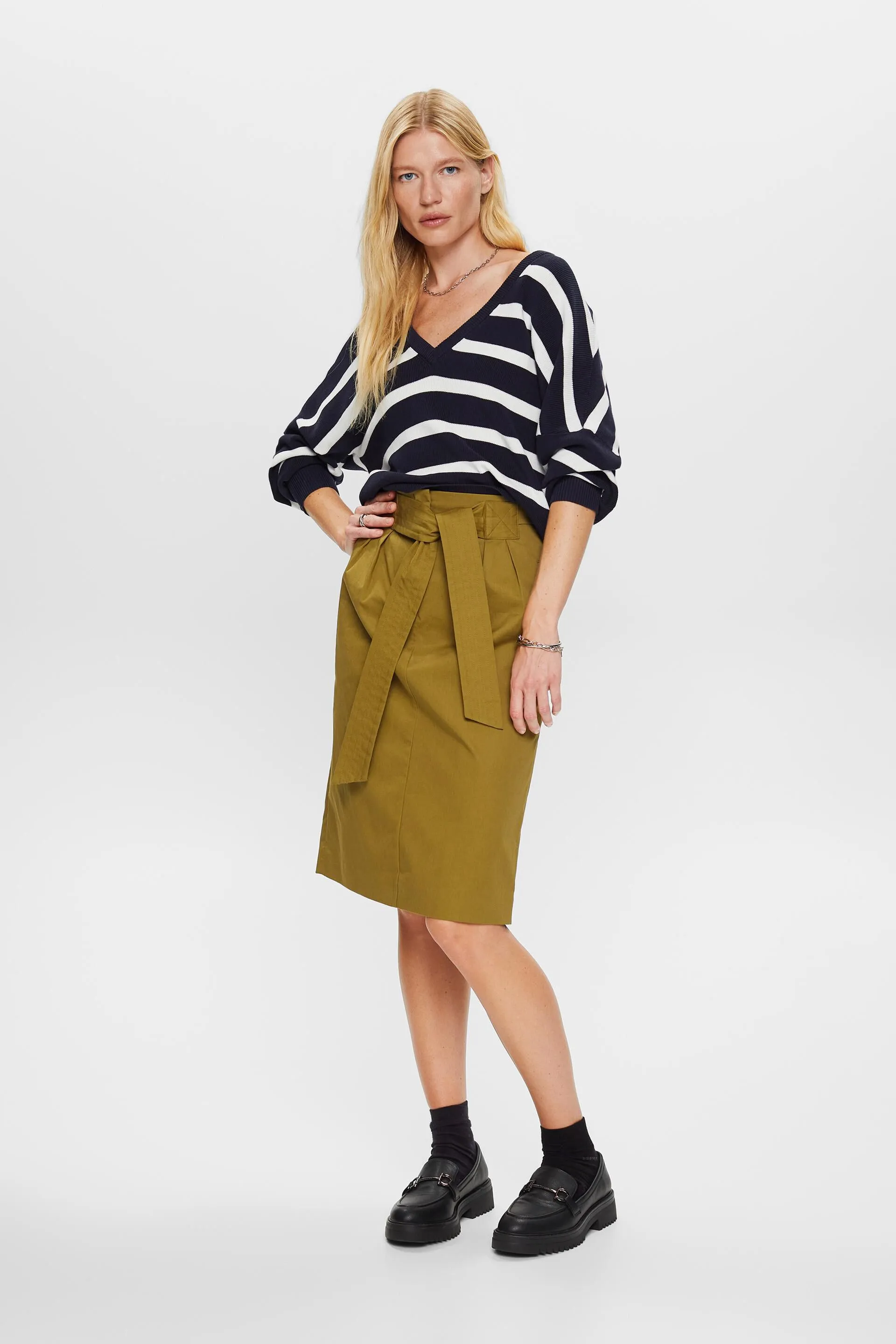 Knee-length skirt with belt, made of 100% cotton.