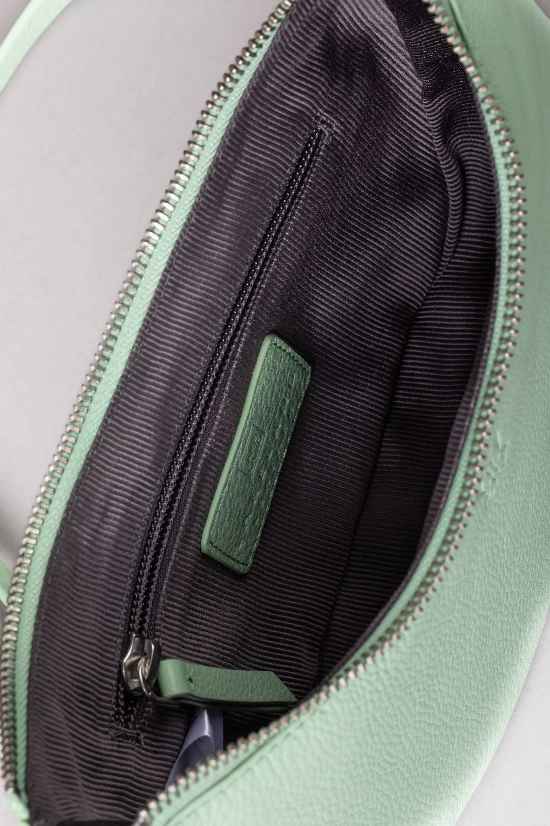 Lakeland Leather - Coniston - Borsa a tracolla a mezzaluna    