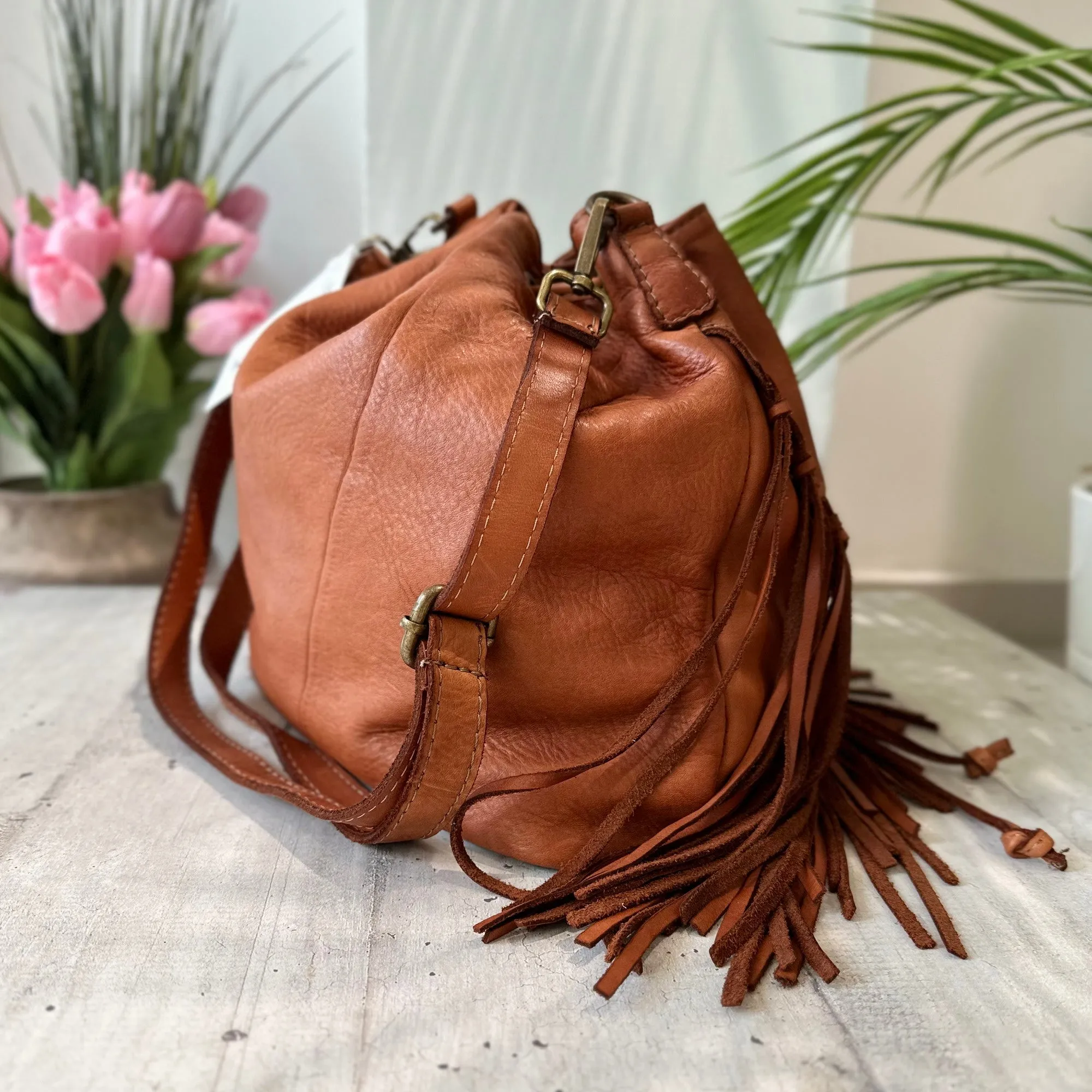 Leather Bucket Bag with Vintage Nubuck Fringes