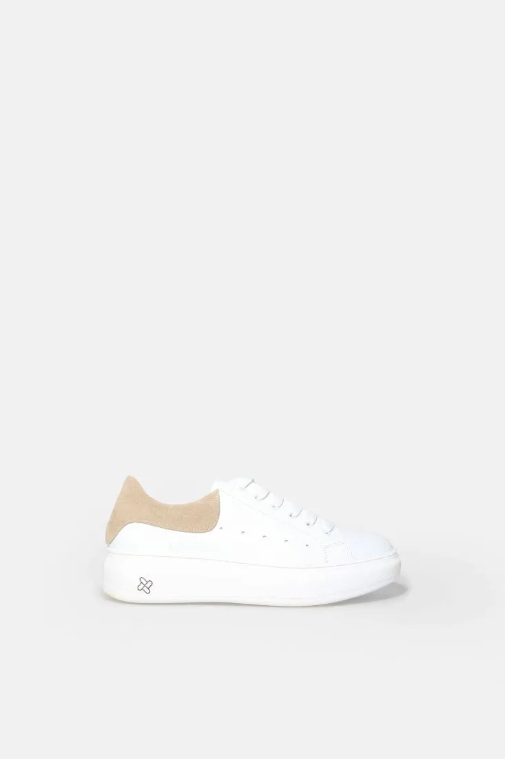 Leather sneakers with contrasting back tongue.