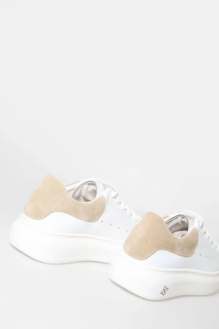 Leather sneakers with contrasting back tongue.