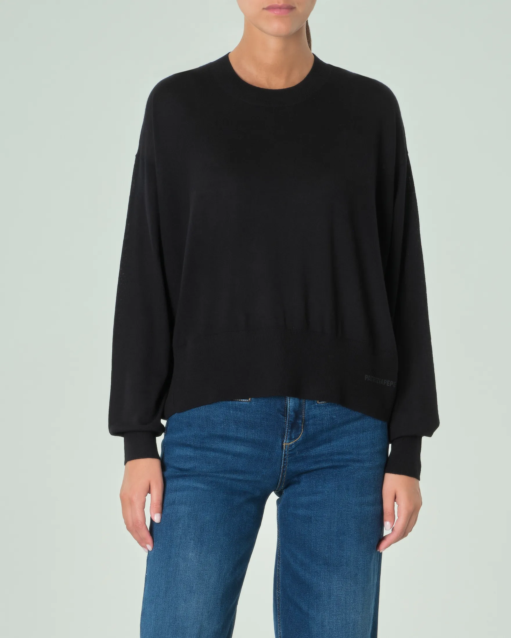 Maglia nera boxy in lana con scritta logo sul fianco