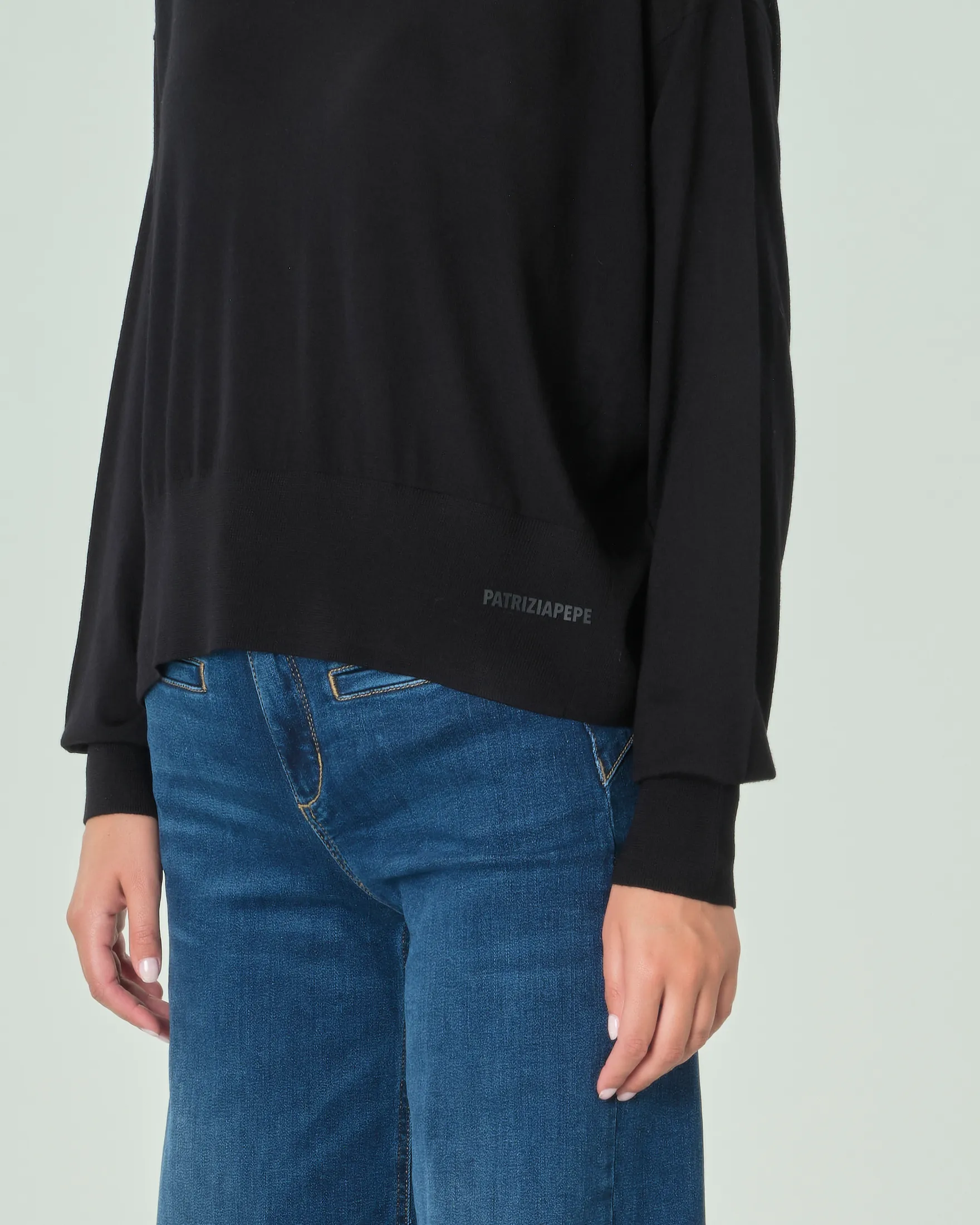 Maglia nera boxy in lana con scritta logo sul fianco