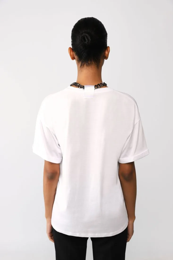 Oversized monochrome T-shirt with chain necklace.