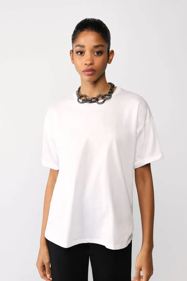 Oversized monochrome T-shirt with chain necklace.