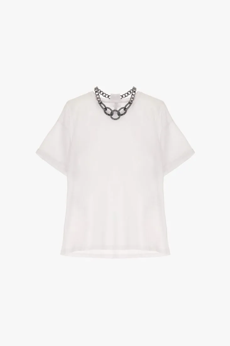 Oversized monochrome T-shirt with chain necklace.