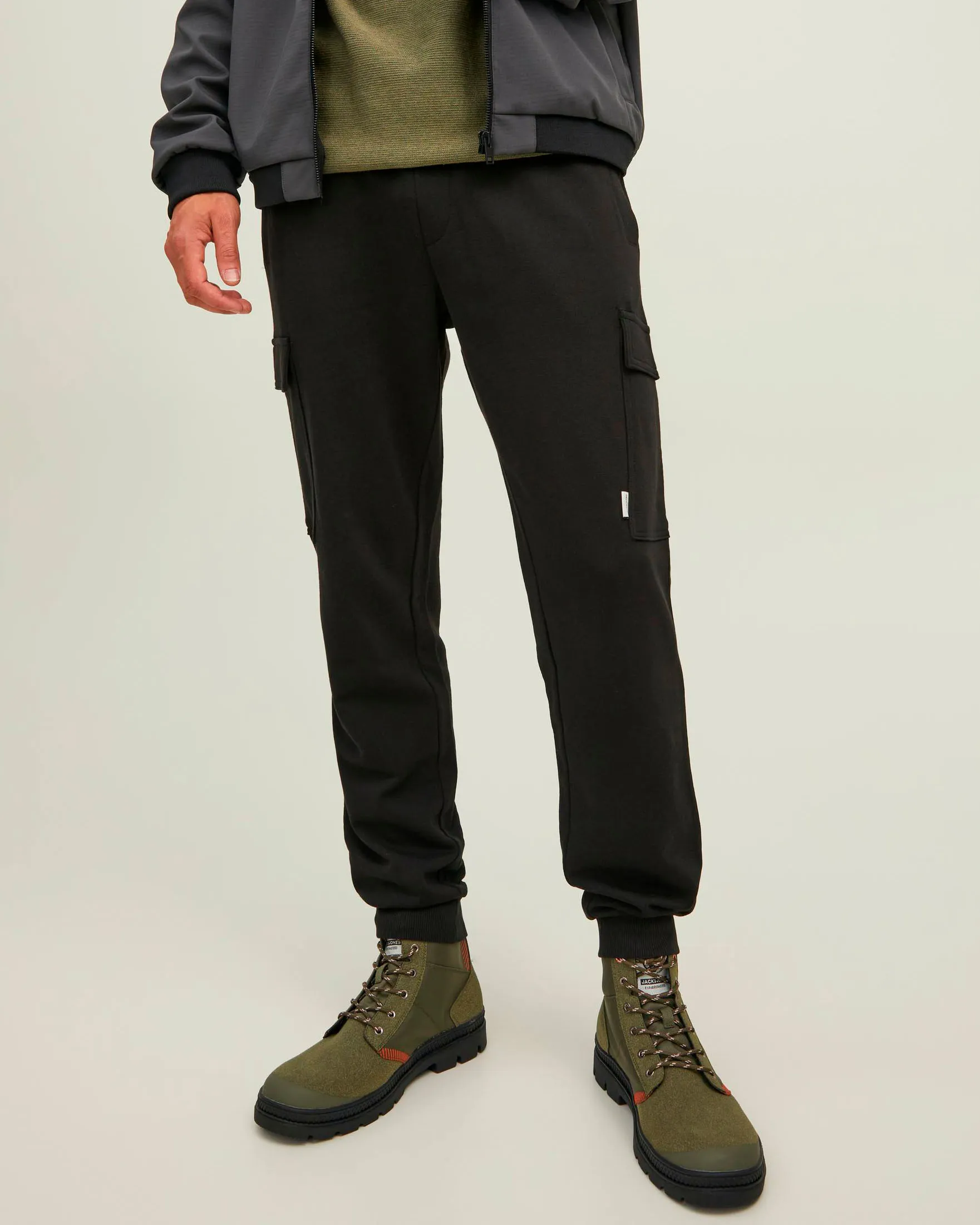 Pantaloni neri stile cargo in felpa di puro cotone con coulisse in vita