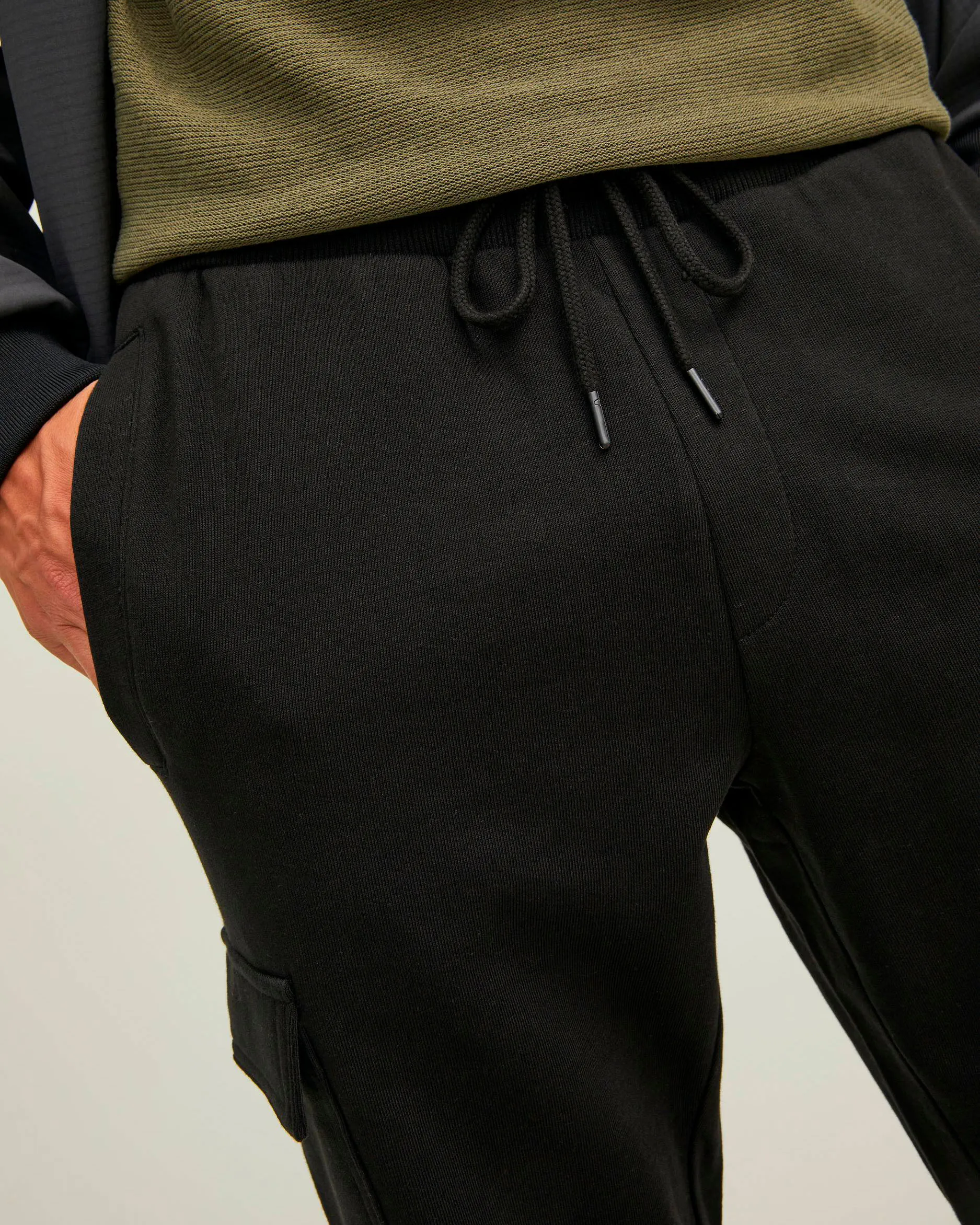 Pantaloni neri stile cargo in felpa di puro cotone con coulisse in vita