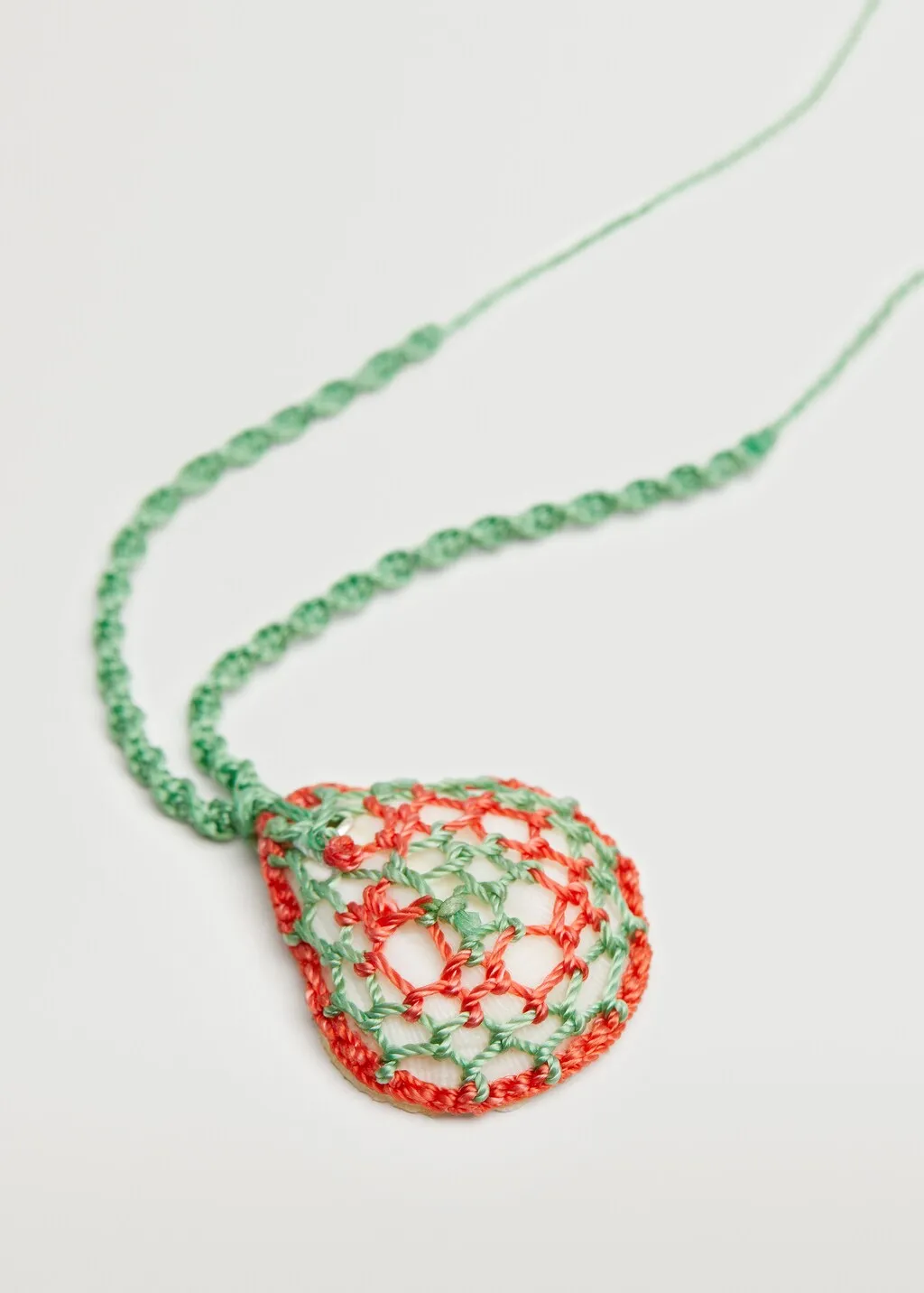 Shell pendant necklace