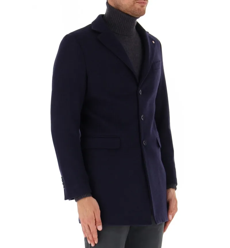 Single-breasted coat.
