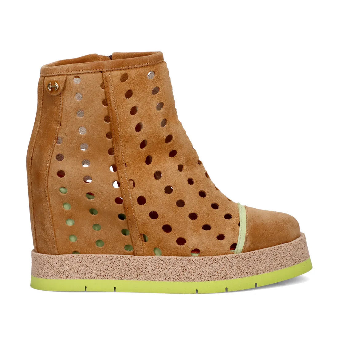Stivaletto Via Azzurra in suede traforato miele con suola verde mela