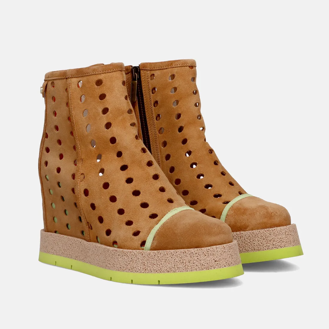 Stivaletto Via Azzurra in suede traforato miele con suola verde mela