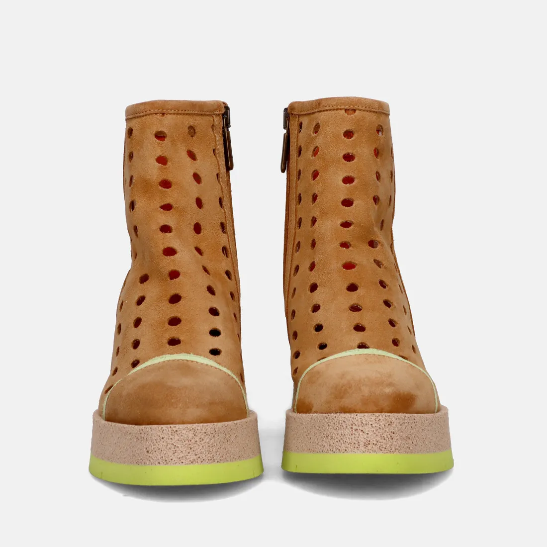 Stivaletto Via Azzurra in suede traforato miele con suola verde mela