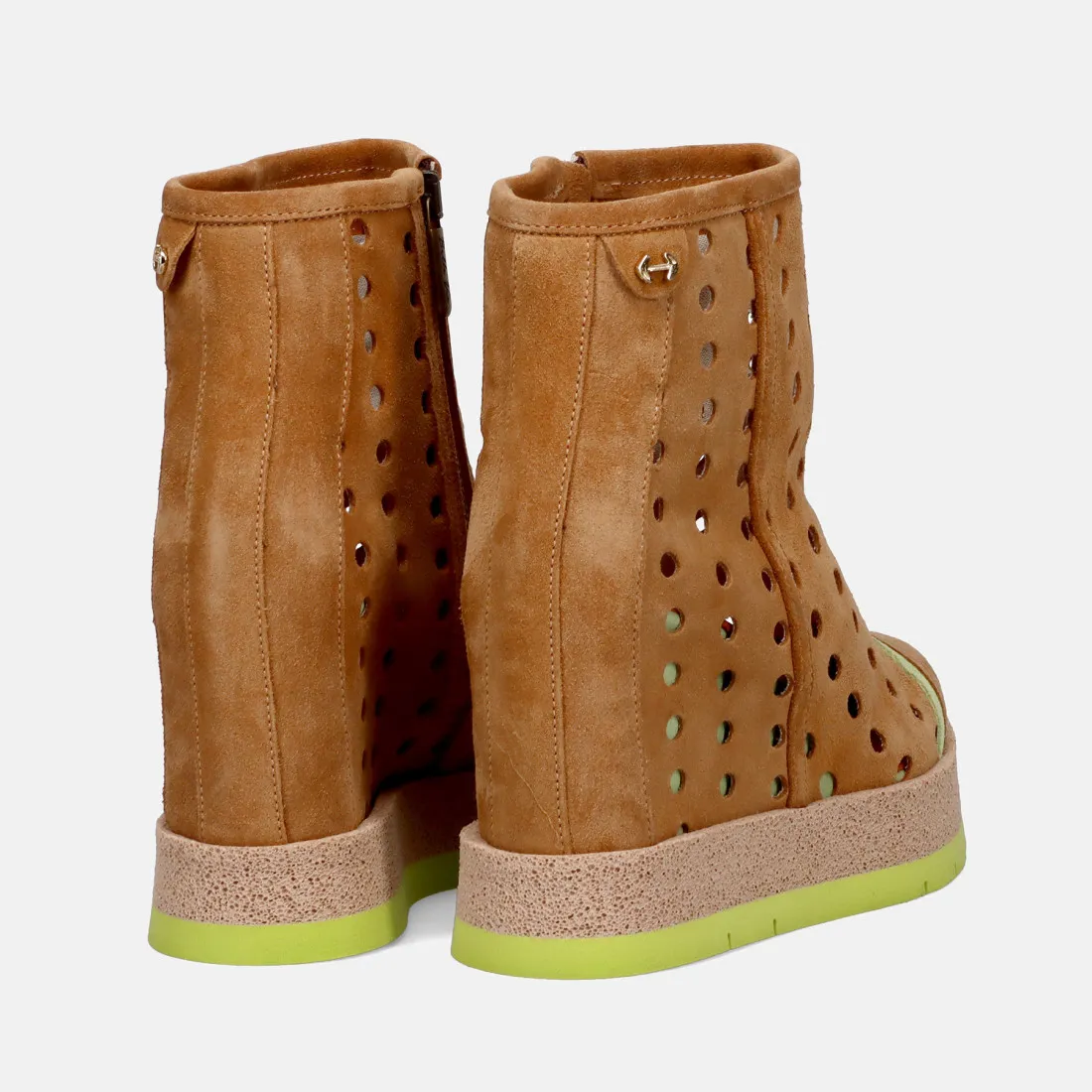 Stivaletto Via Azzurra in suede traforato miele con suola verde mela