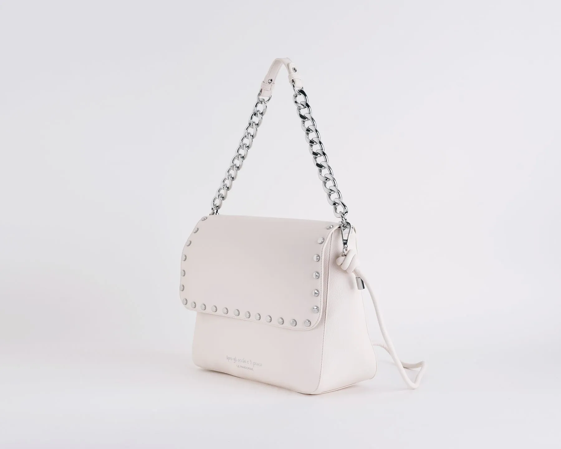 Women's shoulder bag.